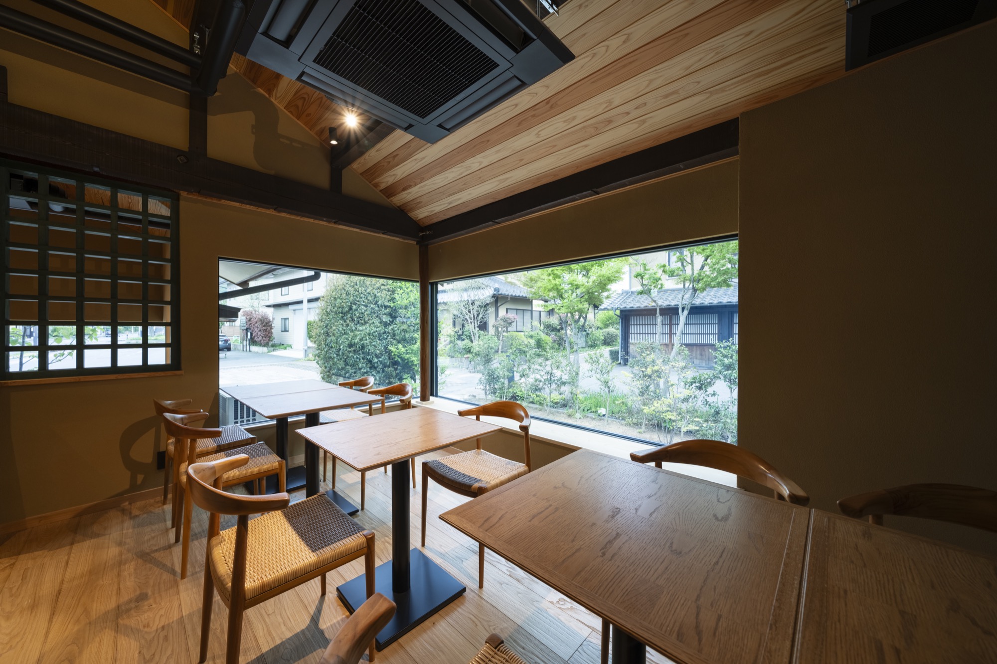 大きな窓から緑と町並みを眺める喫茶席